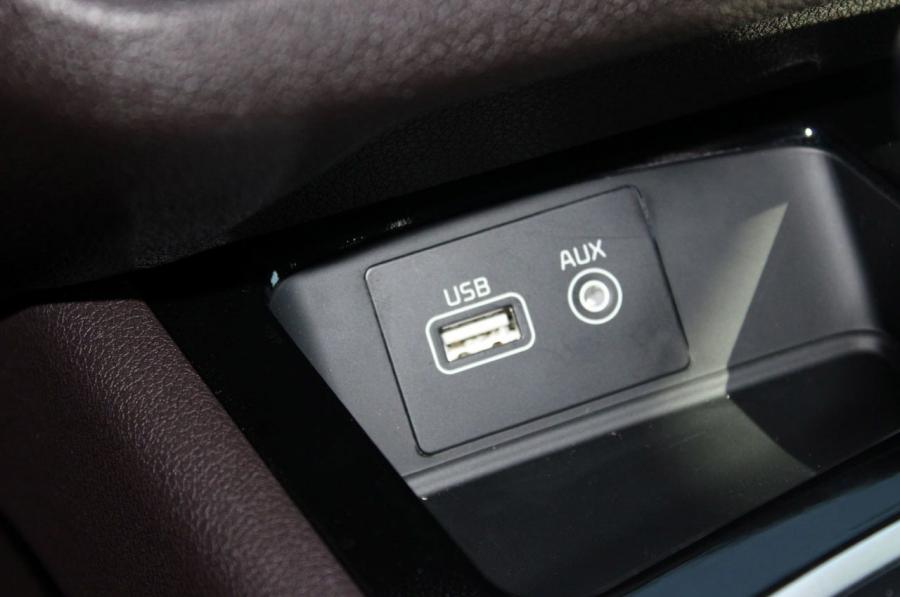  Kia Sedona SXL 2015 года  (фото 70 из 75)